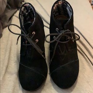 Toms black wedges
